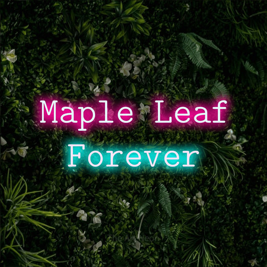Enseigne néon à DEL à lumière bleu glacier et rose vif, affichant « Maple Leaf Forever » sur un mur de feuillage vert