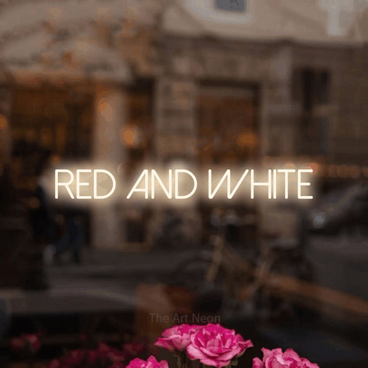 Enseigne néon à DEL à lumière blanche chaude, affichant « Red and White » dans un intérieur de café légèrement flou