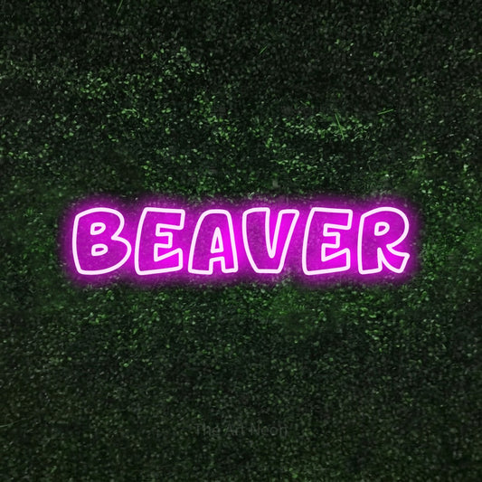 Enseigne néon à DEL à lumière rose, de style contour, affichant « Beaver » sur un mur texturé de mousse verte