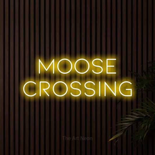 Enseigne néon à DEL à lumière jaune, affichant « Moose Crossing » sur des lattes de bois foncé