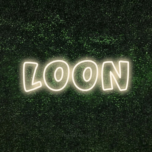 Enseigne néon à DEL à lumière blanche chaude, de style contour, affichant « Loon » sur un mur texturé de mousse verte