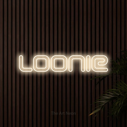 Enseigne néon à DEL à lumière blanche chaude, de style contour, affichant « Loonie » sur des lattes de bois foncé
