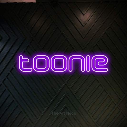 Enseigne néon à DEL à lumière violette, de style contour, affichant « Toonie » sur un mur géométrique en bois foncé