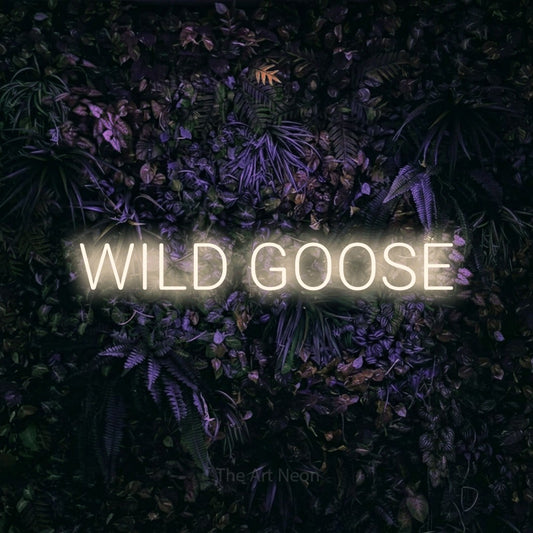 Enseigne néon à DEL à lumière blanche chaude, affichant « Wild Goose » sur un mur floral violet