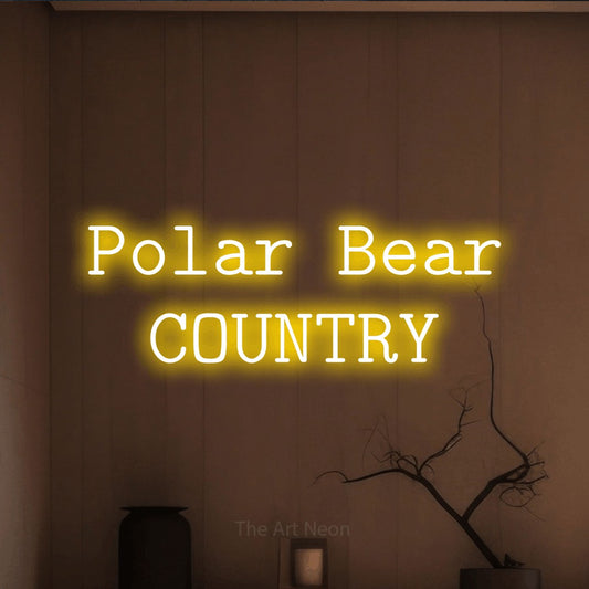 Enseigne néon à DEL à lumière jaune, affichant « Polar Bear Country » sur un mur brun chaleureux