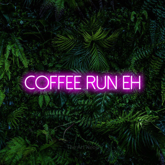 Enseigne néon à DEL à lumière rose, affichant « Coffee Run Eh » sur un mur de feuillage tropical dense