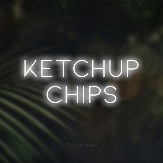 Enseigne néon à DEL à lumière blanche froide, affichant « Ketchup Chips » sur des feuilles de palmier foncées et floues