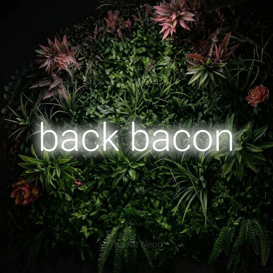 Enseigne néon à DEL à lumière blanche froide, affichant « Back Bacon » sur un mur de jardin fleuri