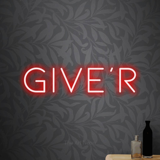 Enseigne néon à DEL à lumière rouge, affichant « Give'r » sur un papier peint floral gris pâle