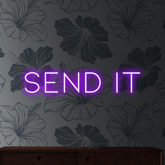 Enseigne néon à DEL à lumière violette, affichant « Send It » sur un papier peint floral gris