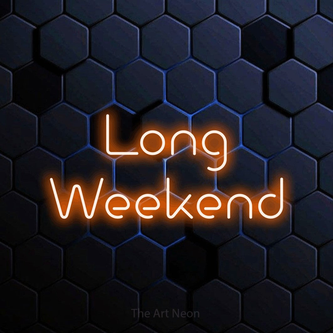 Enseigne néon à DEL à lumière orange, affichant « Long Weekend » sur un mur hexagonal bleu
