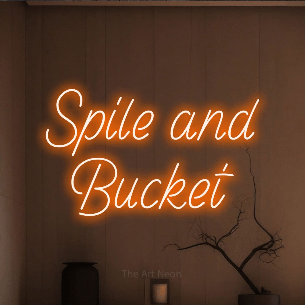 Enseigne néon à DEL à lumière orange, affichant « Spile and Bucket » sur un mur brun chaleureux