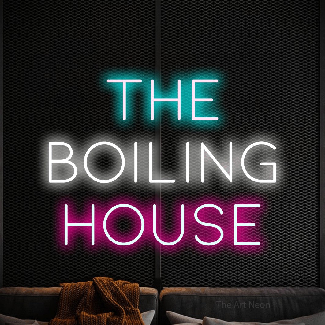 Enseigne néon à DEL à lumière multicolore, affichant « The Boiling House » sur un mur noir texturé
