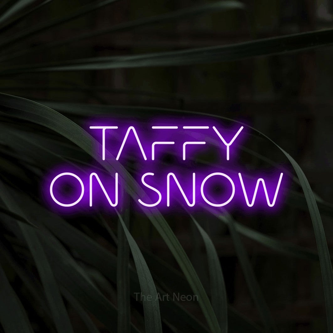 Enseigne néon à DEL à lumière violette, affichant « Taffy on Snow » sur des feuilles tropicales foncées