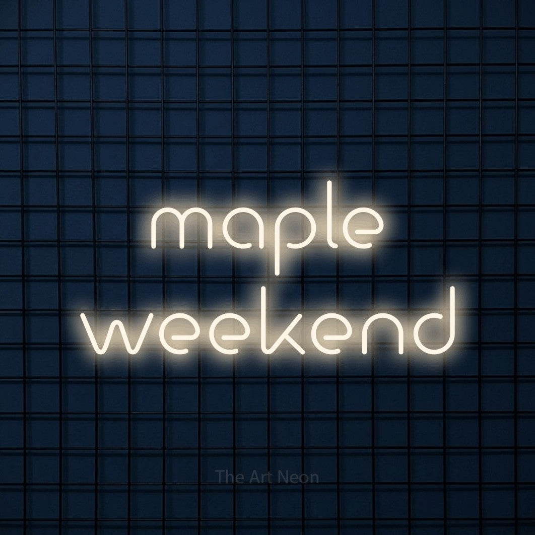 Enseigne néon à DEL à lumière blanche chaude, affichant « Maple Weekend » sur un mur carrelé bleu foncé