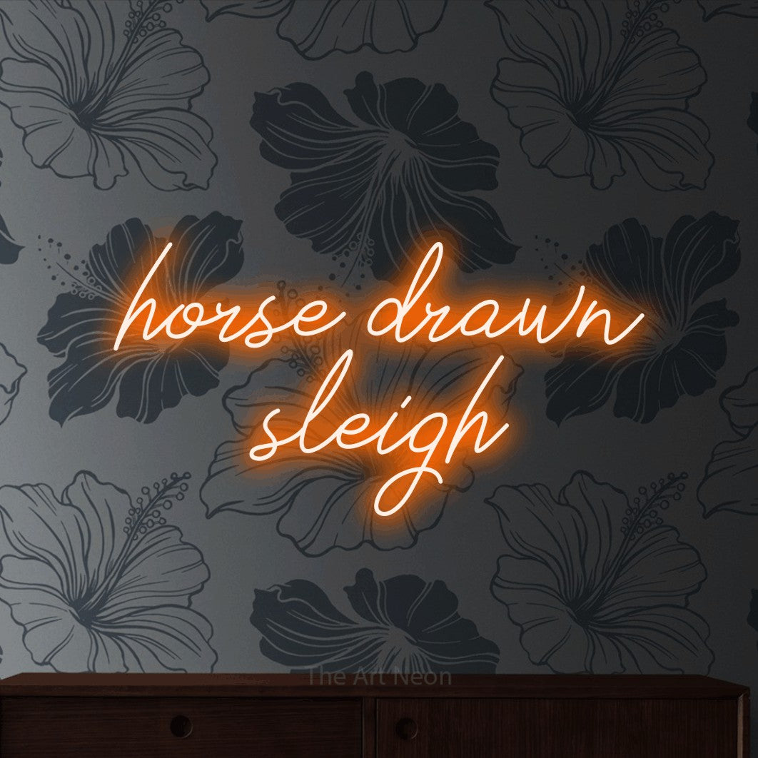 Enseigne néon à DEL à lumière orange, de style manuscrit, affichant « Horse Drawn Sleigh » sur un papier peint floral gris