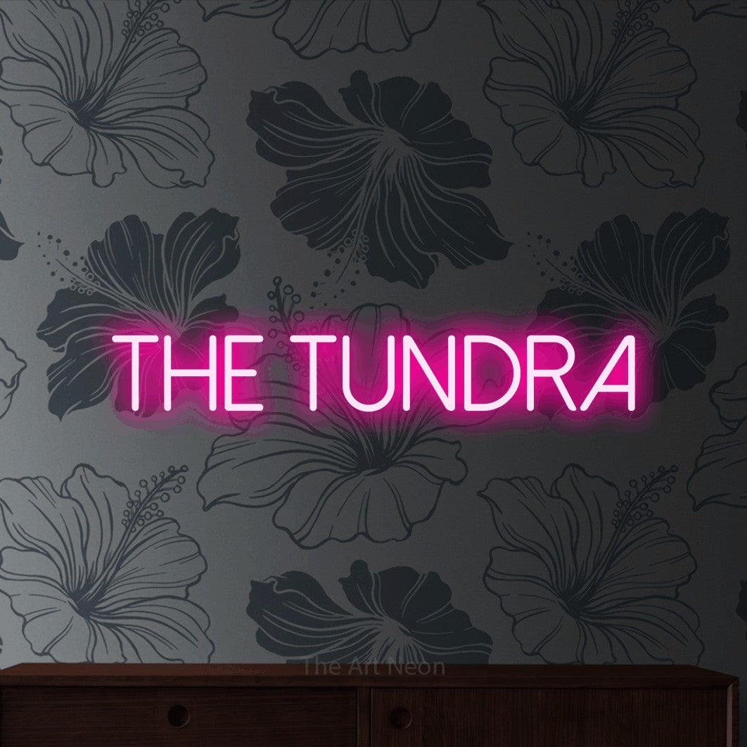 Enseigne néon à DEL à lumière rose vif, affichant « The Tundra » sur un papier peint floral gris