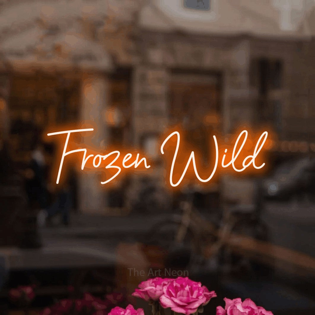 Enseigne néon à DEL à lumière orange, de style manuscrit, affichant « Frozen Wild » dans un intérieur de café légèrement flou