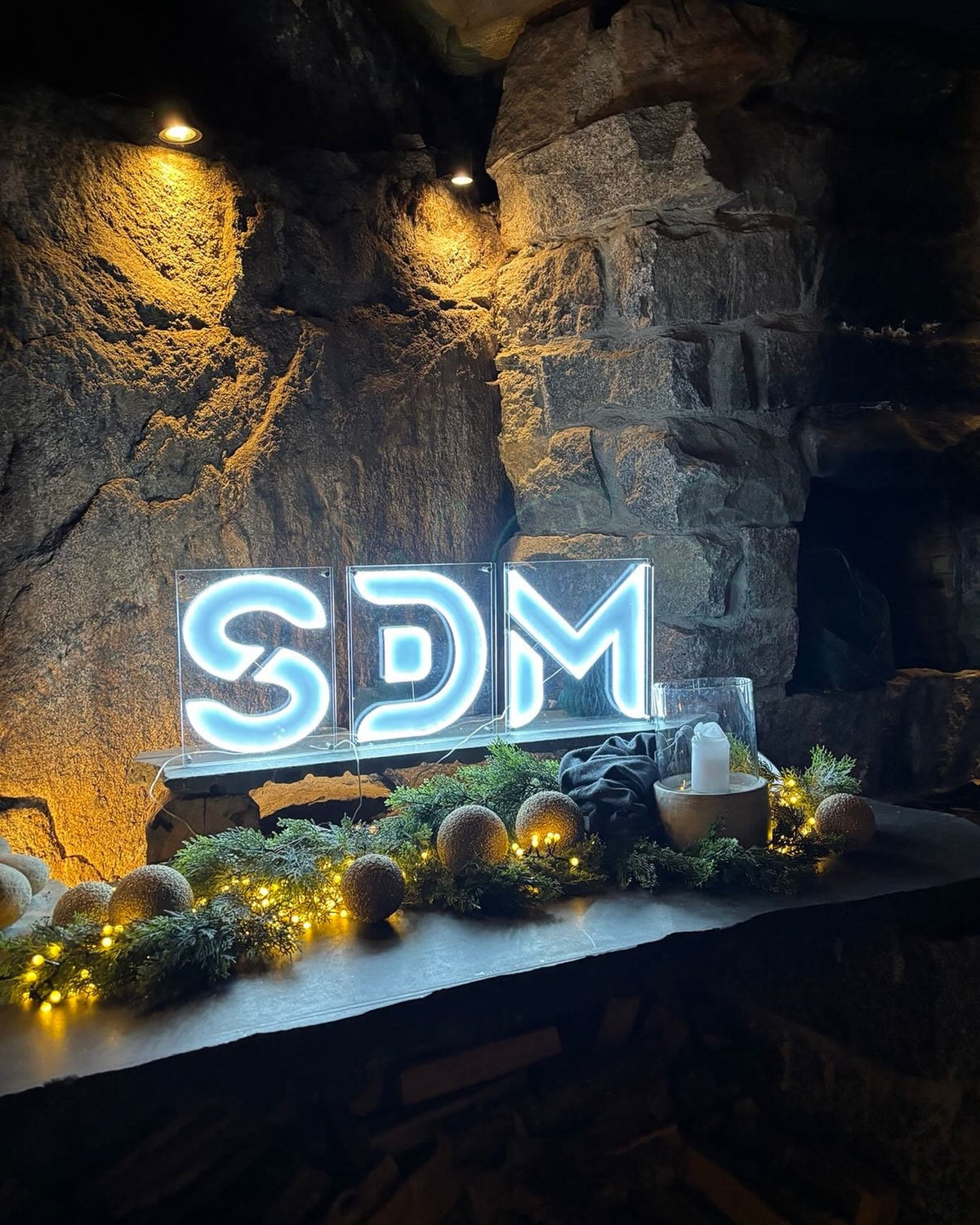 Logo SDM blanc froid en impression UV et néon DEL dans un boîtier transparent autoportant.