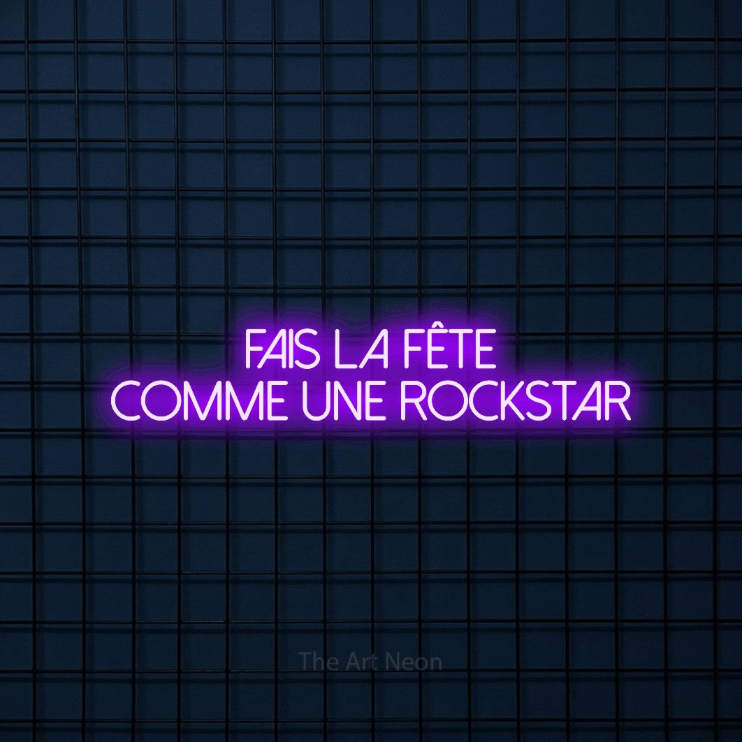 Décoration murale en néon LED « Fais la fête comme une rockstar » sur deux lignes en violet, en lettres fines sans empattement, installée sur une grille bleu foncé, pour une fête.