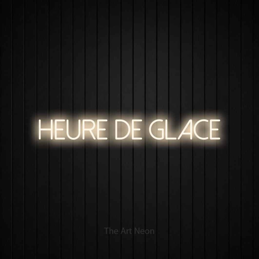 Aperçu d’une enseigne néon LED « Heure de glace » en blanc chaud, en lettres fines sans empattement, photographiée sur un mur de lattes verticales noires, pour un décor de hockey.