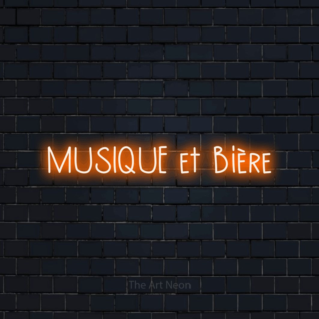 Lettrage en néon LED « Musique et bière » en orange, en lettres étroites dessinées à la main, présenté sur un mur de briques bleu marine foncé, pour un bar ou un pub.
