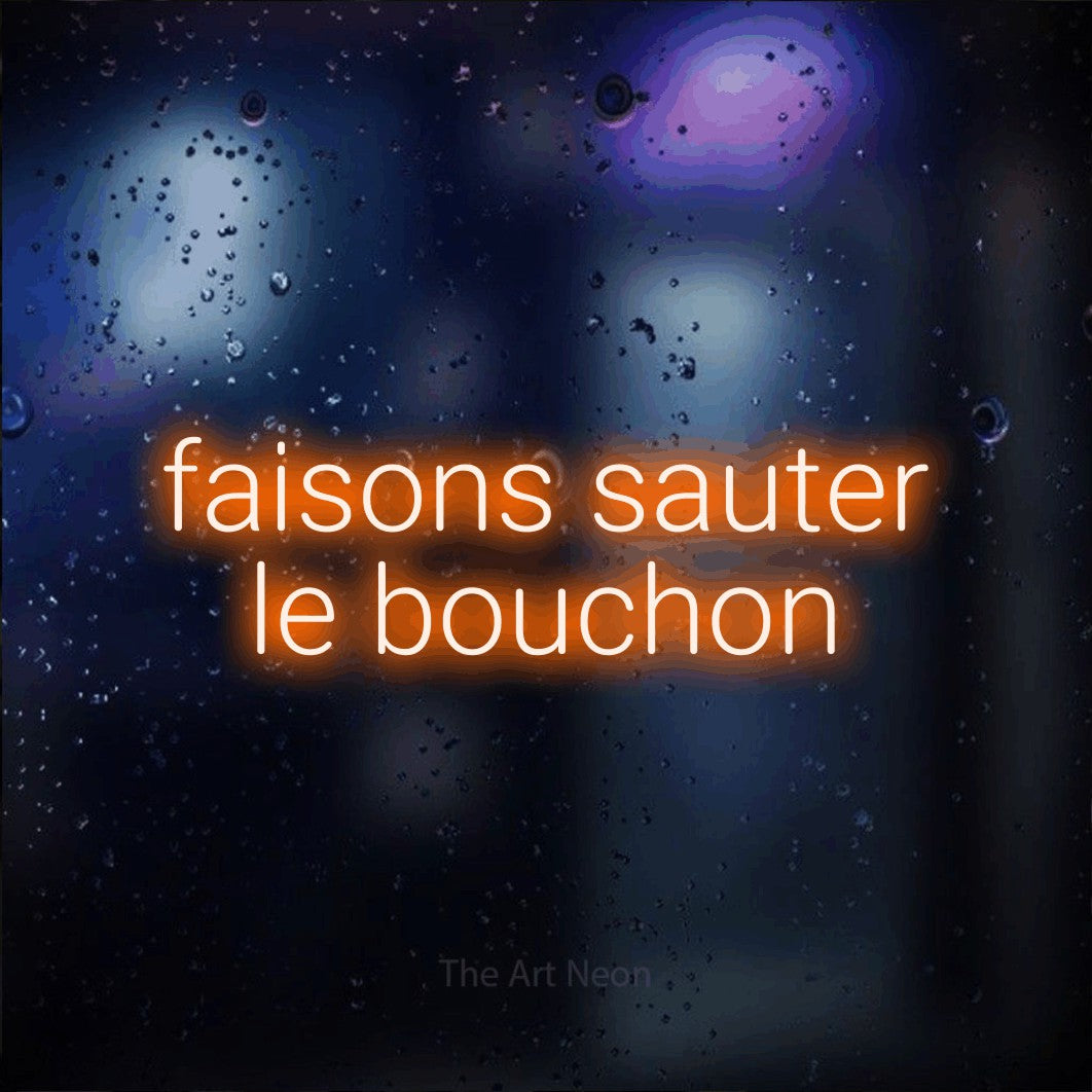 Enseigne néon LED « Faisons sauter le bouchon » sur deux lignes en orange, en lettres sans empattement arrondies, présentée sur une vitre aux reflets bleus et violets, pour un bar à la maison.