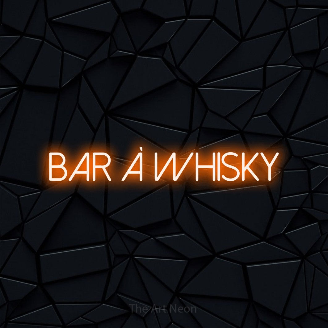 Lettrage en néon LED « Bar à whisky » en orange, en lettres fines sans empattement, présenté sur une surface polygonale noire, pour un bar à la maison.