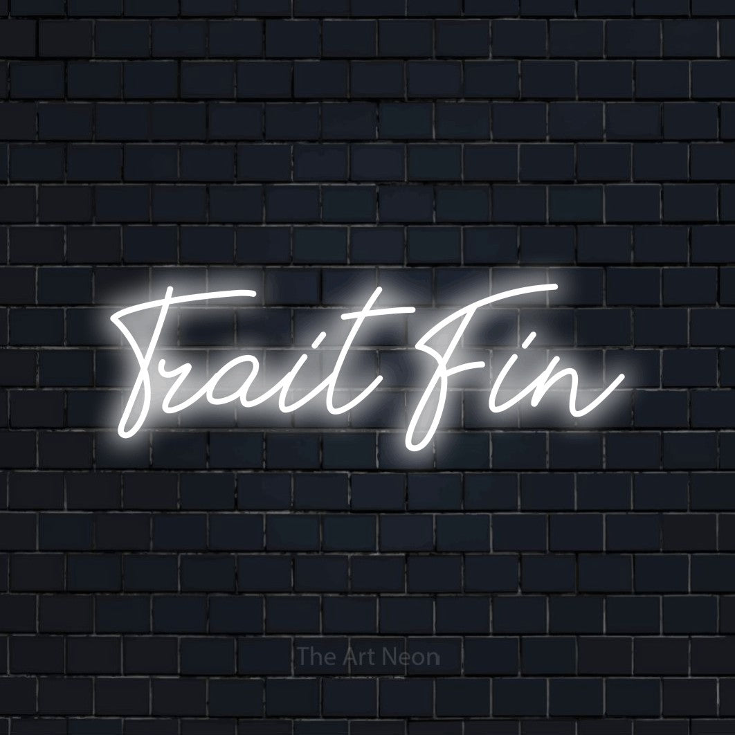 “Trait fin” LED neon sign in cool white, with cursive lettering, shown against a dark navy brick wall.