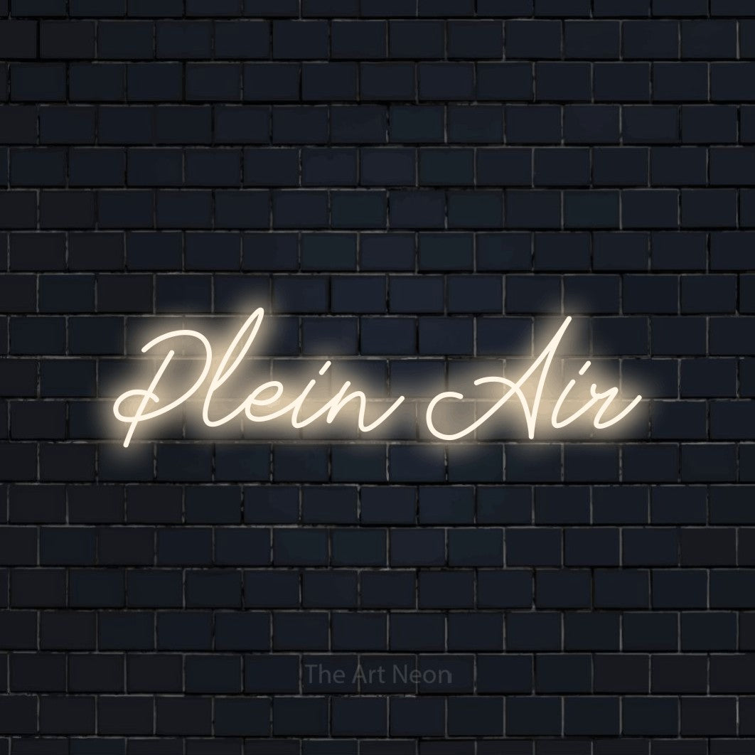 Lettrage en néon LED « Plein air » en blanc chaud, en lettrage cursif, présenté sur un mur de briques bleu marine foncé, pour un décor inspiré de la nature.