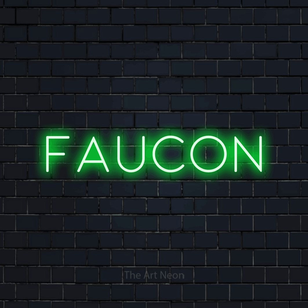 Composition en néon LED « Faucon » en vert, en lettres fines et espacées, mise en valeur sur un mur de briques bleu marine foncé, pour un décor inspiré de la nature.