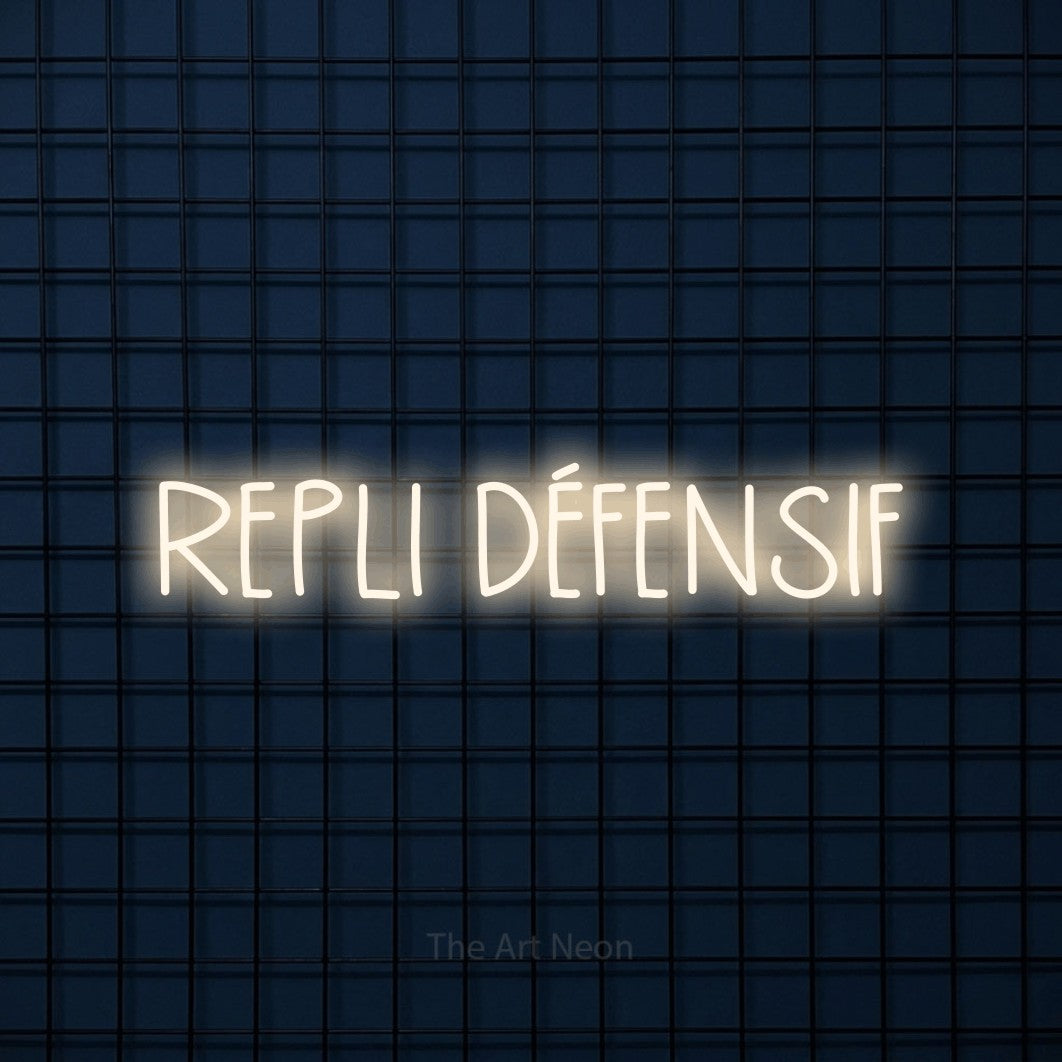 “Repli défensif” LED neon sign in warm white, with narrow hand-drawn lettering, shown against a dark blue grid.