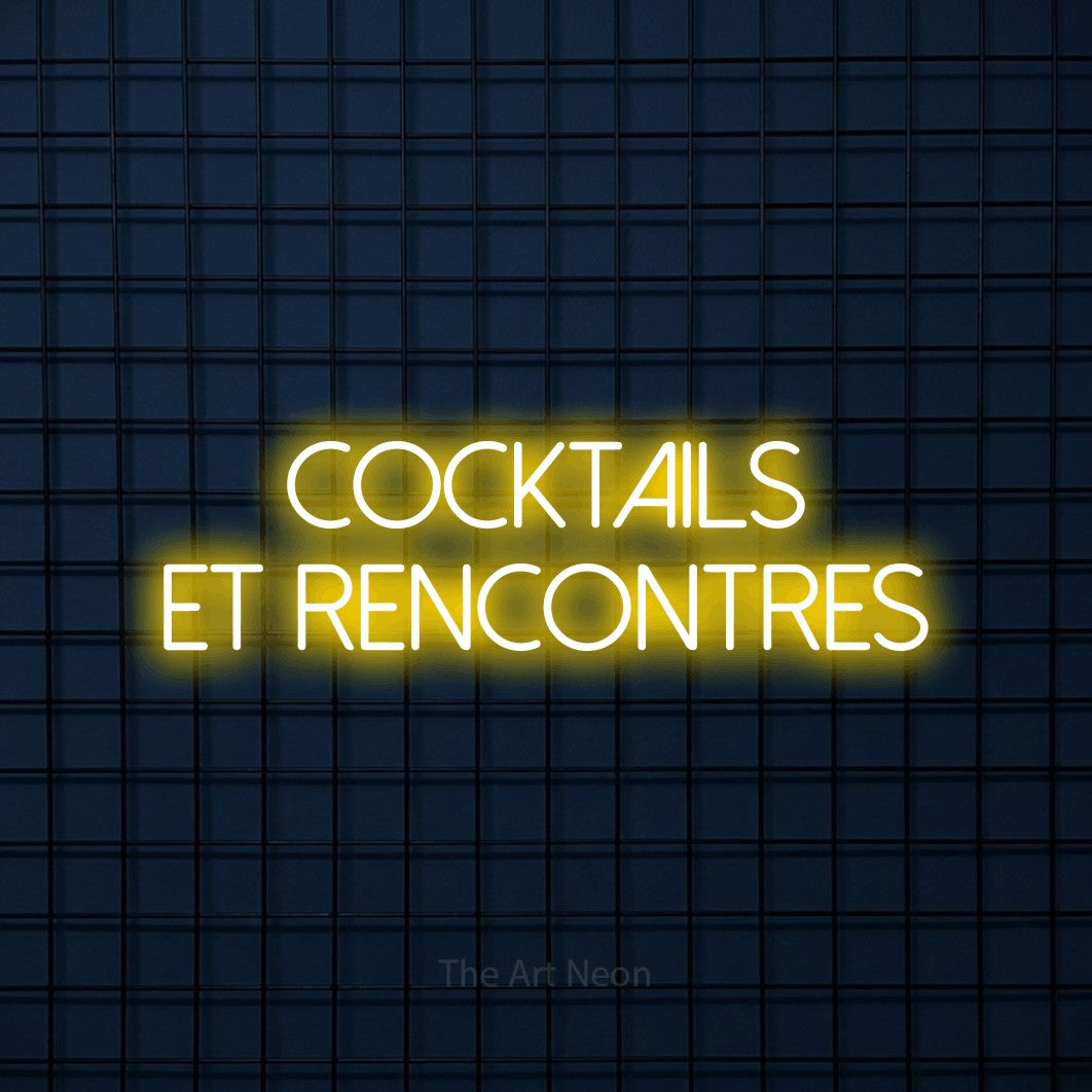 Lettrage en néon LED « Cocktails et rencontres » sur deux lignes en jaune, en lettres fines sans empattement, présenté sur une grille bleu foncé, pour un bar ou un pub.