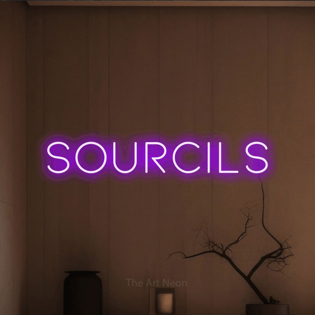 Aperçu d’une enseigne néon LED « Sourcils » en violet, en lettres fines et espacées, photographiée dans un intérieur épuré aux tons terre, pour un salon de beauté.