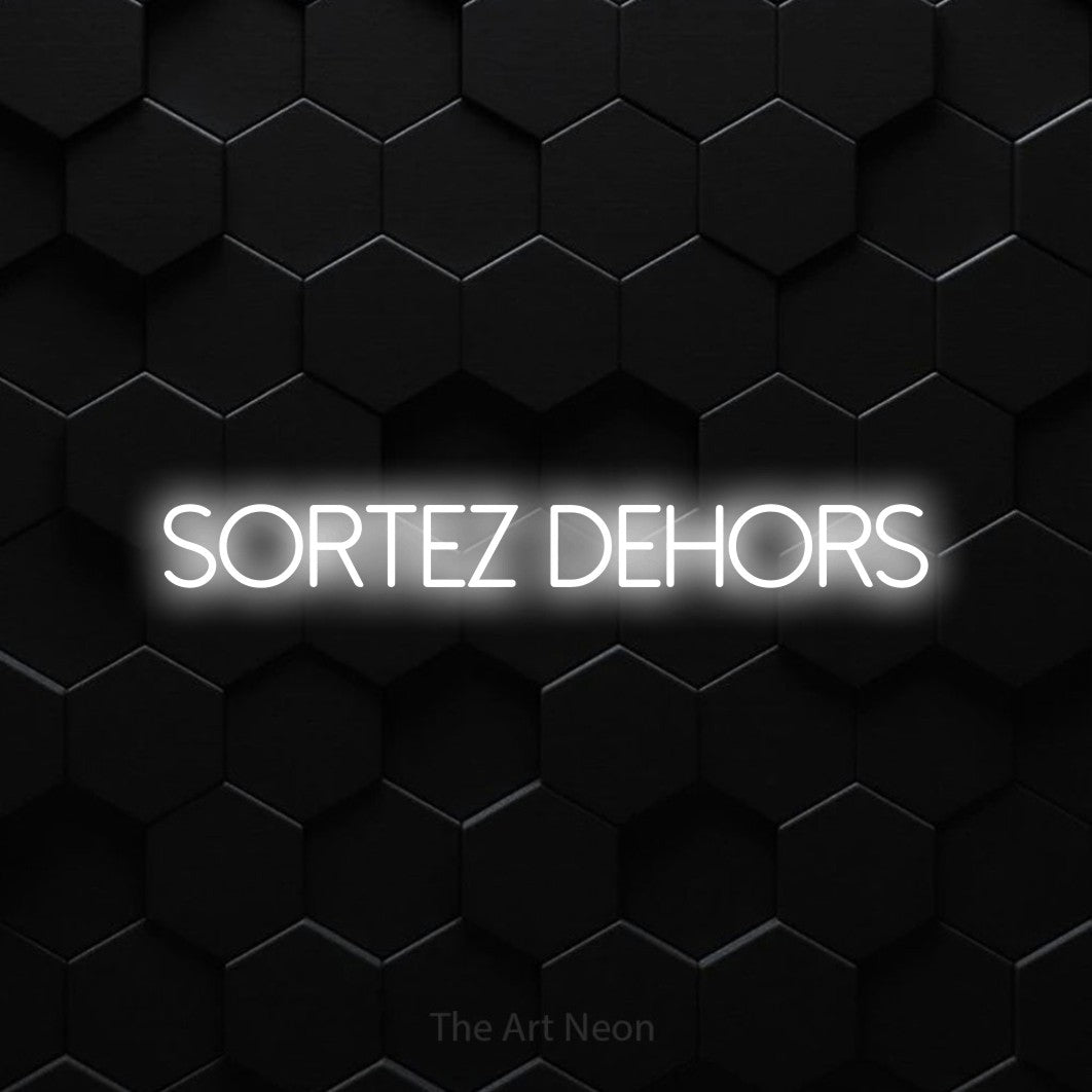 Décoration murale en néon LED « Sortez dehors » en blanc froid, en lettres fines sans empattement, installée sur un mur de carreaux hexagonaux noirs, pour un décor inspiré de la nature.