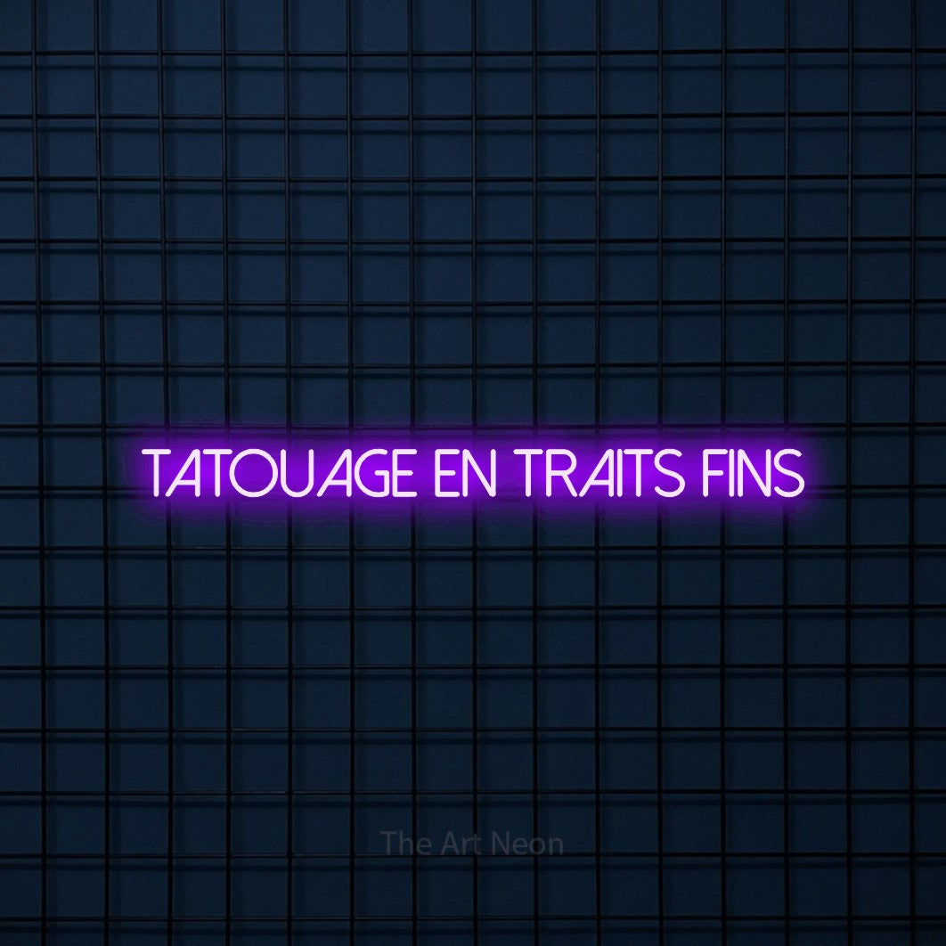 “Tatouage en traits fins” LED neon sign in purple, with thin sans-serif lettering, shown against a dark blue grid.