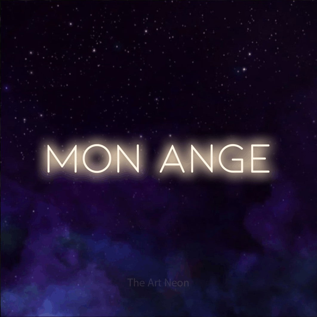 Néon LED « Mon ange » en blanc chaud, en lettres fines et espacées, mis en scène sur une texture de galaxie violette, pour une chambre d’enfant.