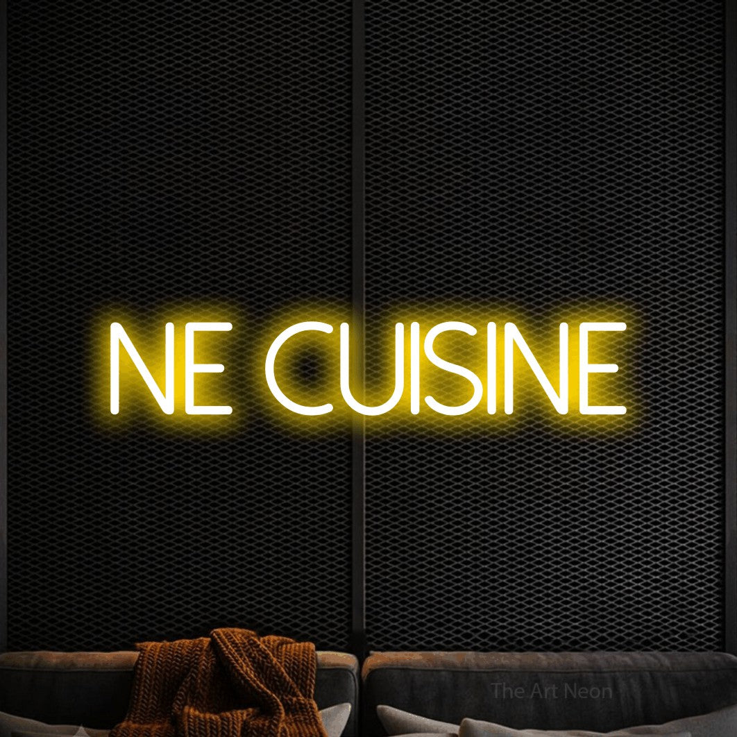 Enseigne néon LED « Fine cuisine » en jaune, en lettres fines sans empattement, présentée dans un coin salon moderne aux tons noirs, pour un restaurant.