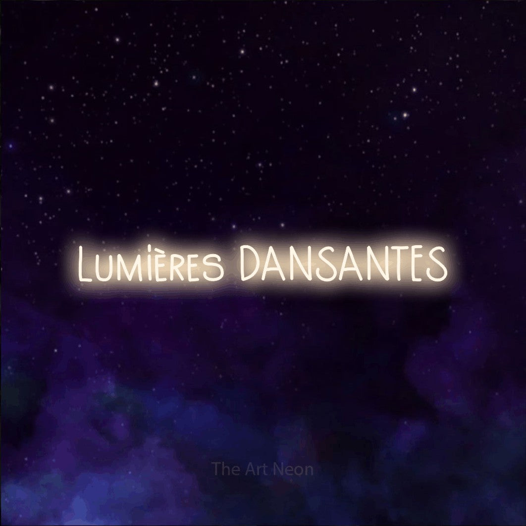 Composition en néon LED « Lumières dansantes » en blanc chaud, en lettres étroites dessinées à la main, mise en valeur sur une texture de galaxie violette, pour un décor de plein air canadien.