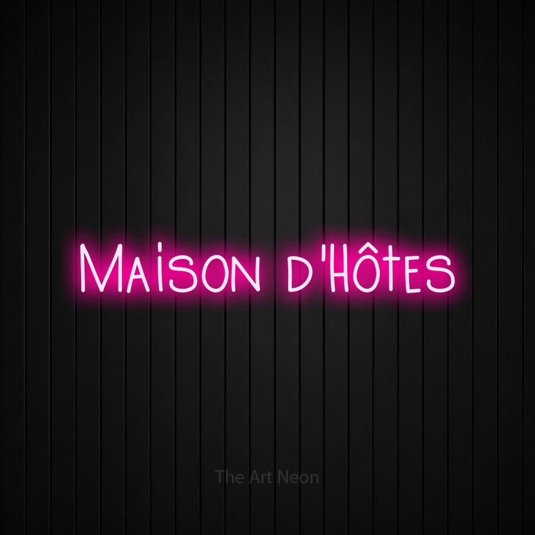 Néon LED « Maison d'hôtes » en rose vif, en lettres étroites dessinées à la main, mis en scène sur un mur de lattes verticales noires, pour un hôtel.