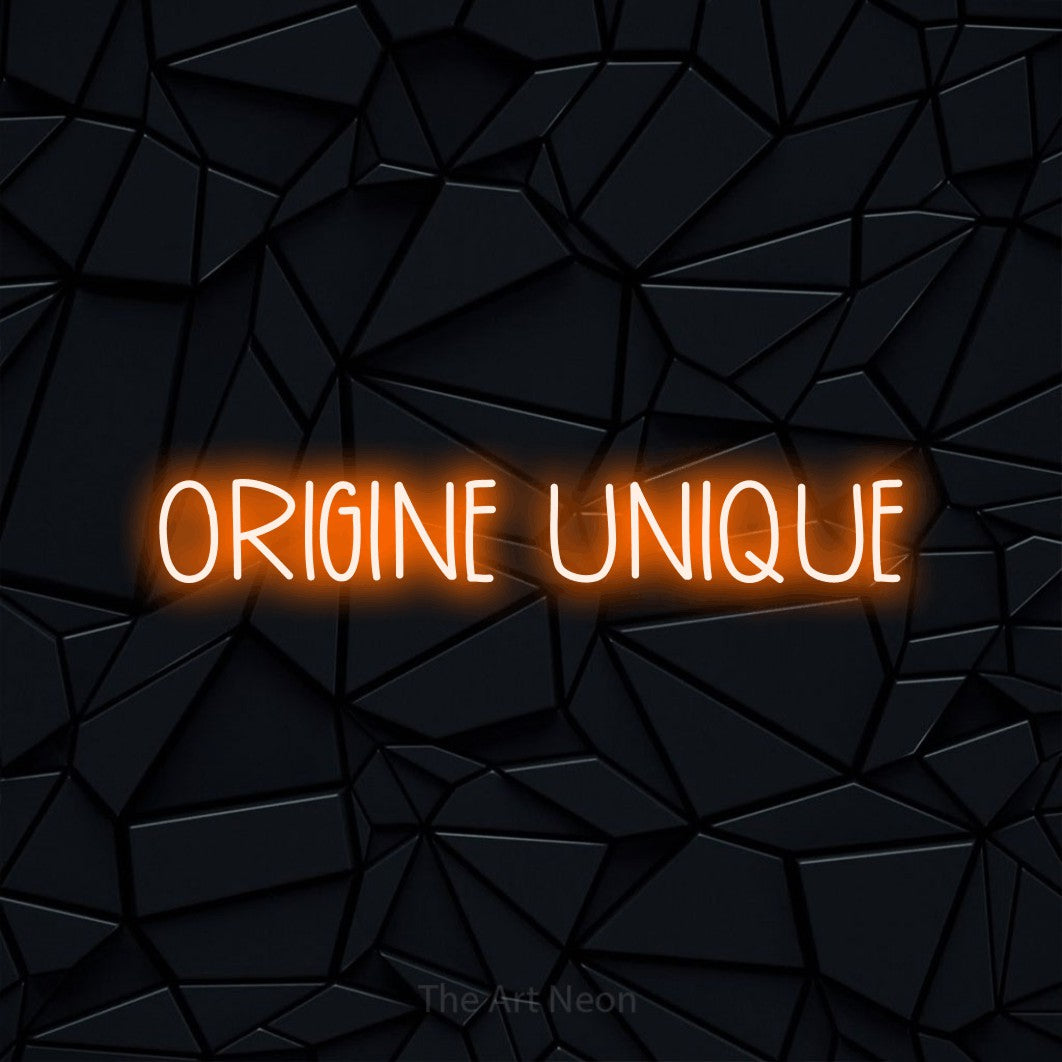 Lettrage en néon LED « Origine unique » en orange, en lettres étroites dessinées à la main, présenté sur une surface polygonale noire, pour un café.
