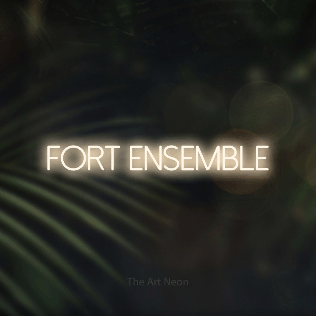 Décoration murale en néon LED « Fort ensemble » en blanc chaud, en lettres fines sans empattement, installée sur un fond flou de palmiers et de lumières bokeh, pour un espace d’entraînement.