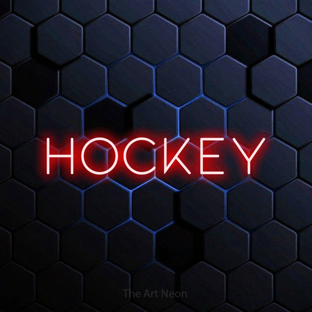 Décoration murale en néon LED « Hockey » en rouge, en lettres fines et espacées, installée sur un motif alvéolé bleu foncé, pour un décor de hockey.