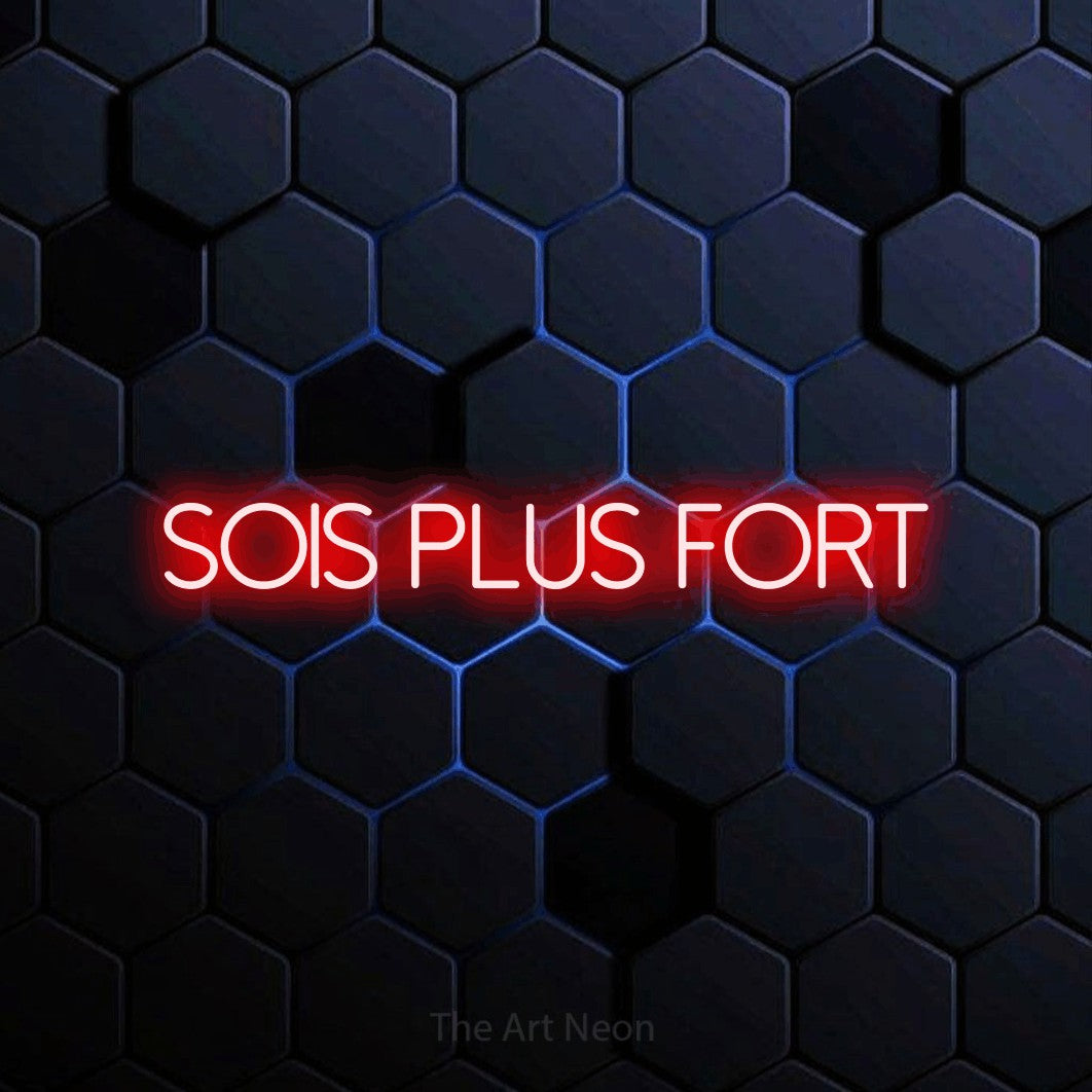Lettrage en néon LED « Sois plus fort » en rouge, en lettres fines sans empattement, présenté sur un motif alvéolé bleu foncé, pour un espace d’entraînement.