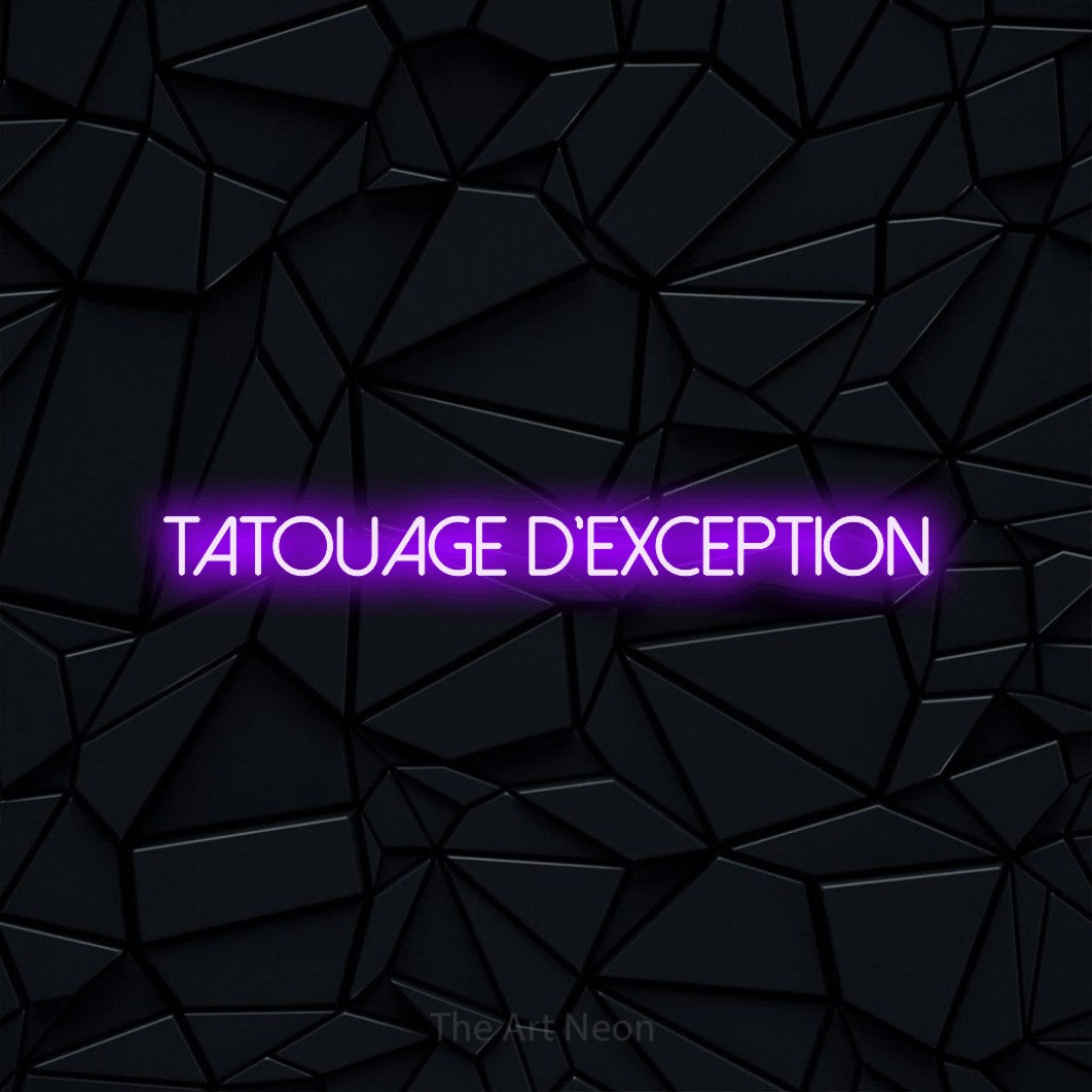 “Tatouage d'exception” LED neon sign in purple, with thin sans-serif lettering, shown against a black polygonal surface.
