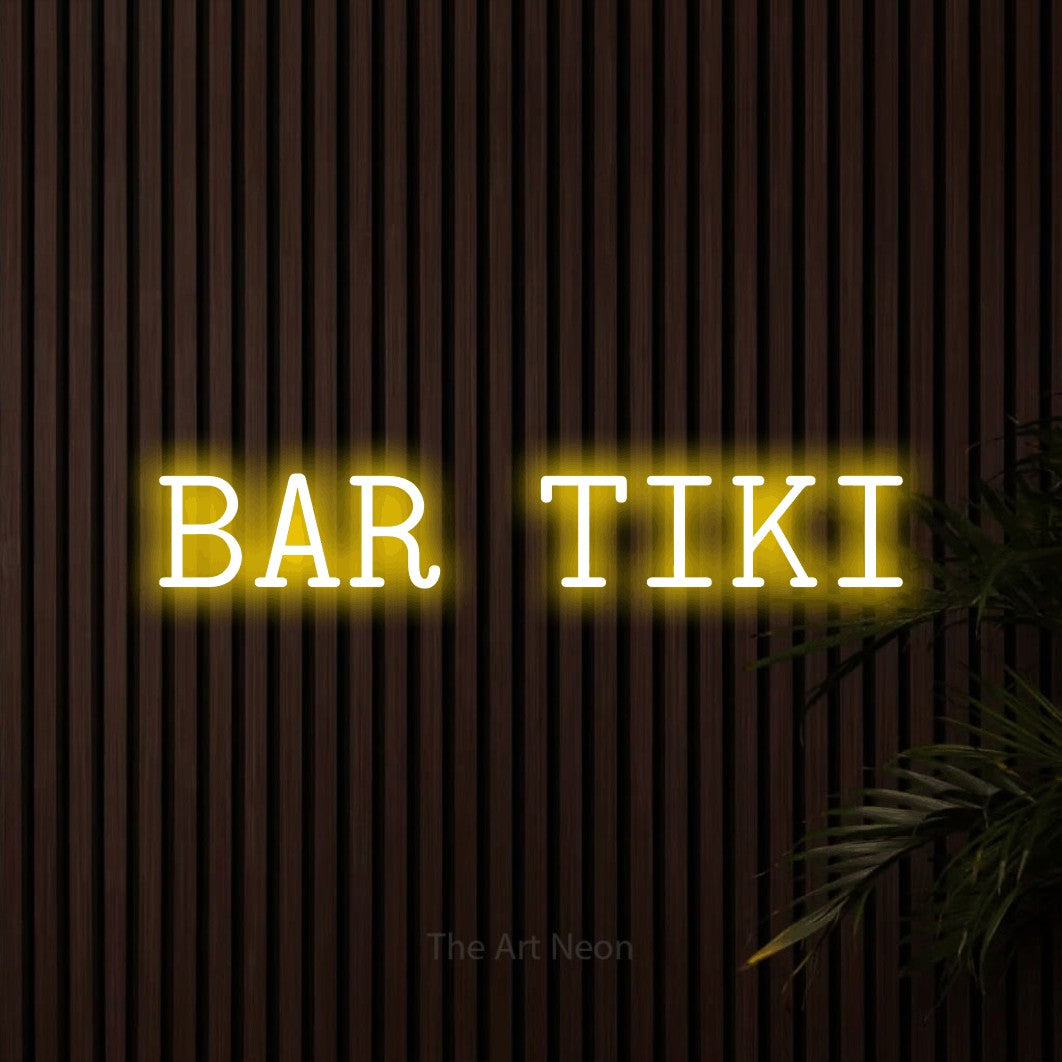 “Bar tiki” LED neon sign in yellow, with typewriter-style lettering, shown against dark wooden wall slats.