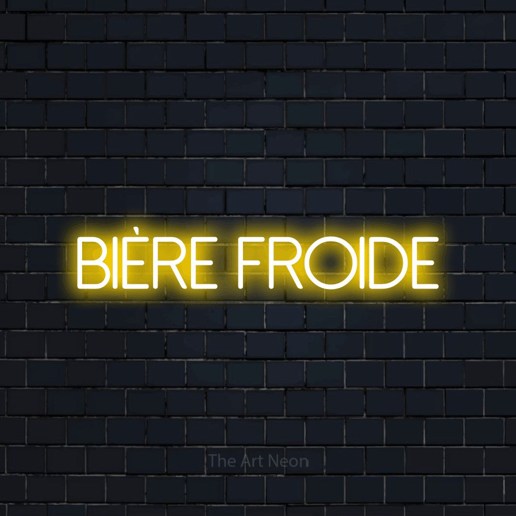 Enseigne néon LED « Bière froide » en jaune, en lettres fines sans empattement, présentée sur un mur de briques bleu marine foncé, pour un bar à la maison.