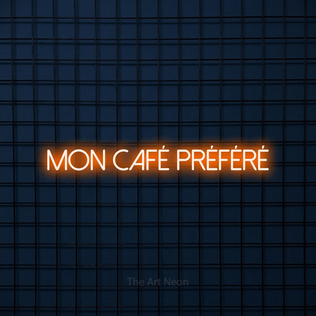 Aperçu d’une enseigne néon LED « Mon café préféré » en orange, en lettres fines sans empattement, photographiée sur une grille bleu foncé, pour un café.