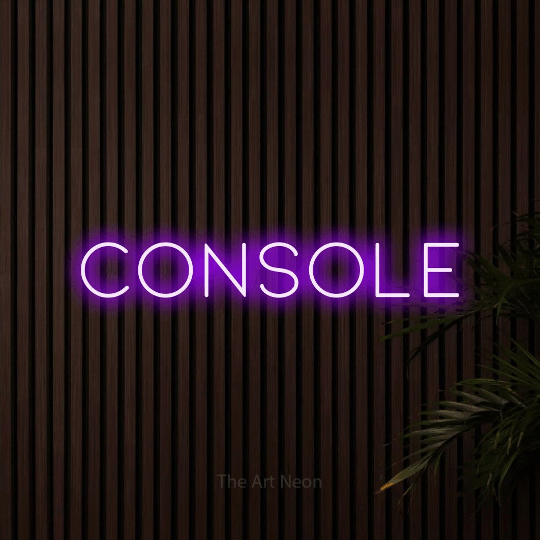 Lettrage en néon LED « Console » en violet, en lettres fines et espacées, présenté sur un mur de lattes en bois foncé, pour un espace de jeux vidéo.