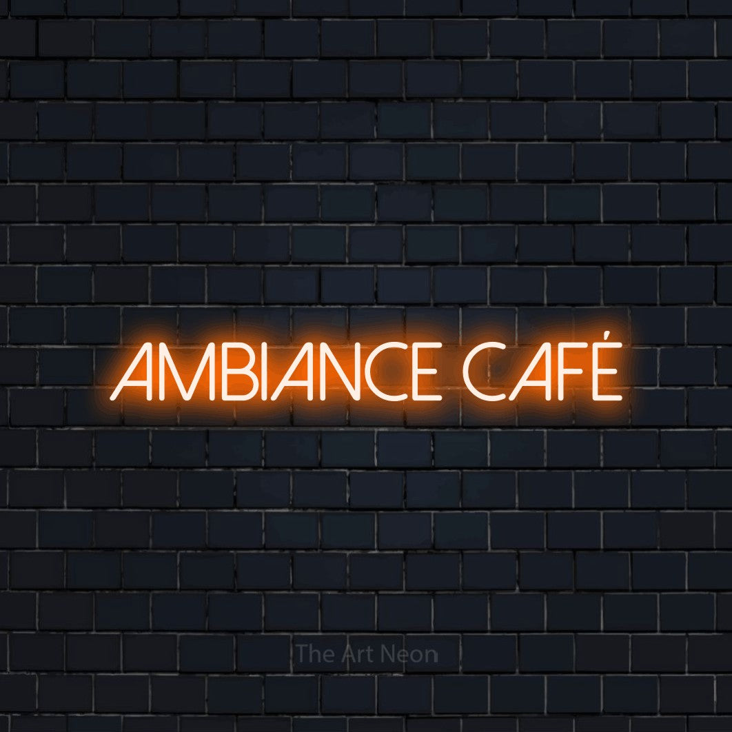 Néon LED « Ambiance café » en orange, en lettres fines sans empattement, mis en scène sur un mur de briques bleu marine foncé, pour un café.